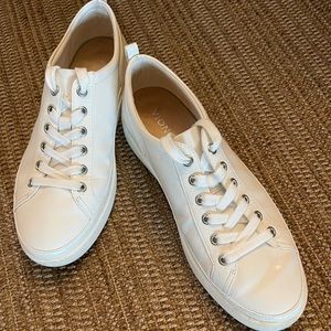 Vionic “Winnie” Sneaker